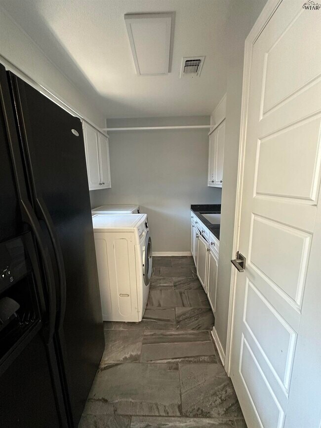 Building Photo - 4513 Martinique