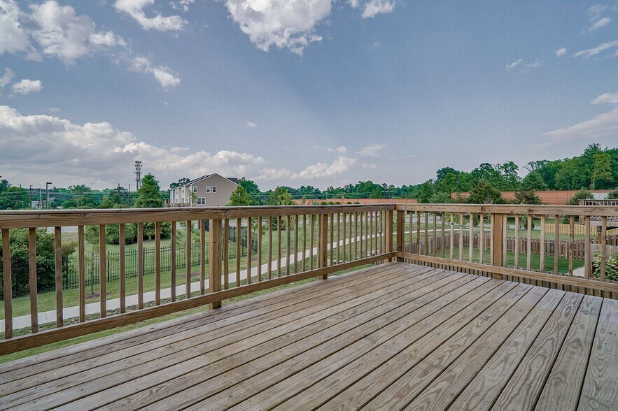 Building Photo - 1413 Kerr Dr