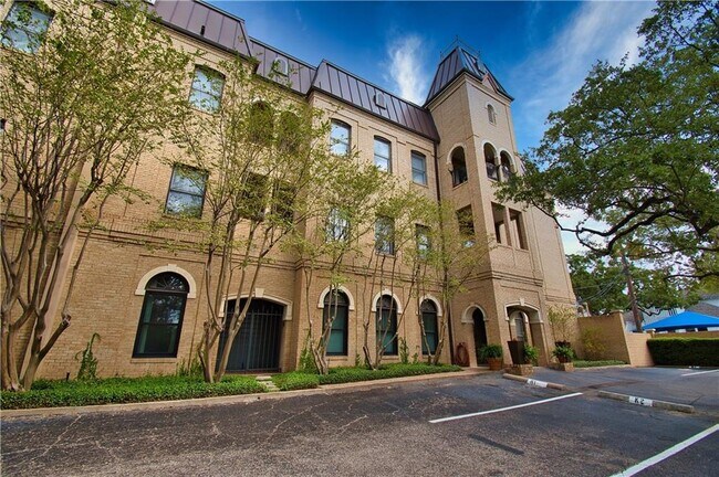 Building Photo - 1502 W 5th St