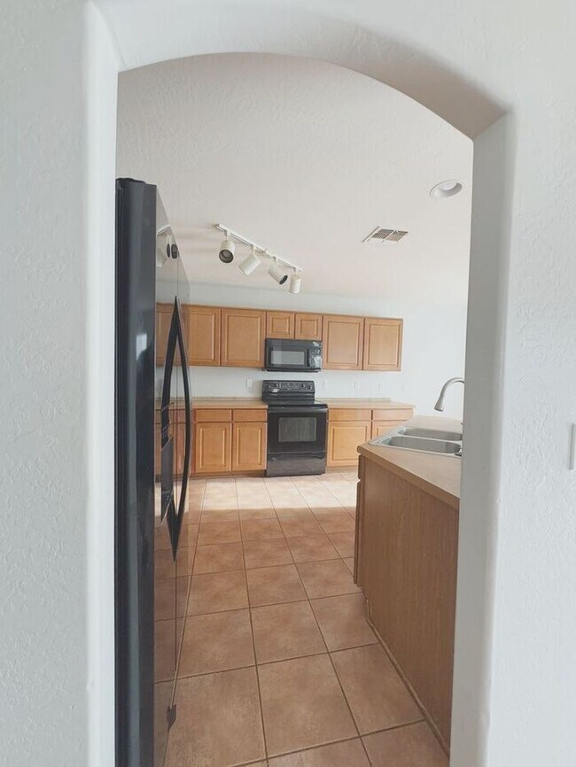 Building Photo - Large 4Bedrooms- 3Bath Home!!!