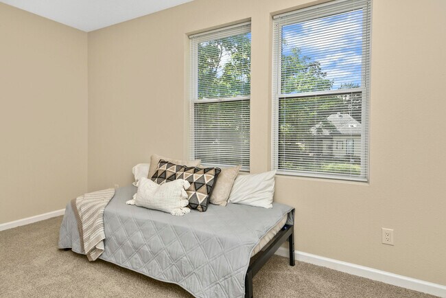 Building Photo - 1220 E Pacific St