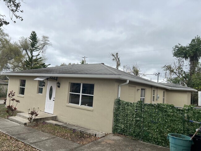 Primary Photo - 4324 Hedge Dr N