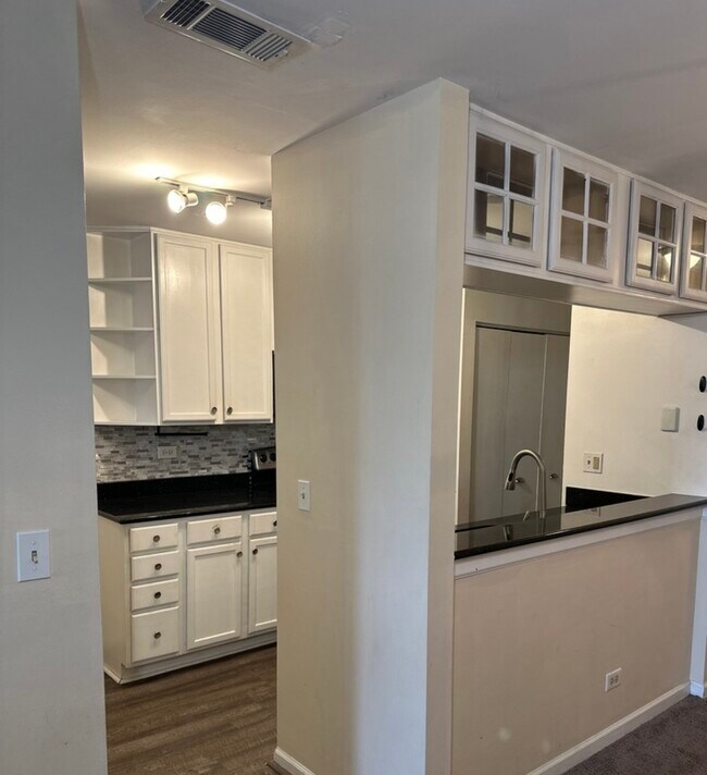 Building Photo - 214 Glengarry Dr