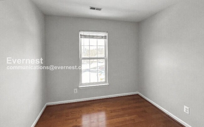 Building Photo - 3 Bed/1.5 Bath Townhome with Fenced Yard / Pet-Friendly / Vouchers Accepted / Available Now!