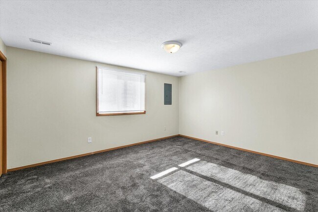 Building Photo - Spacious 3-Bed, 3.5-Bath Townhome with Attached Garage Overlooking Clearwater Park