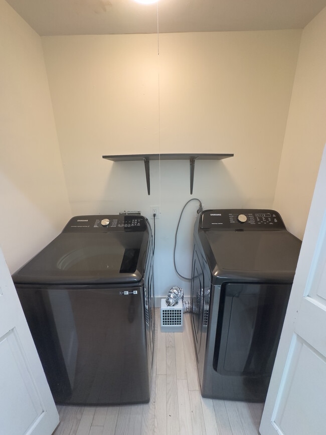 In unit washer/dryer - 1927 S 9th St