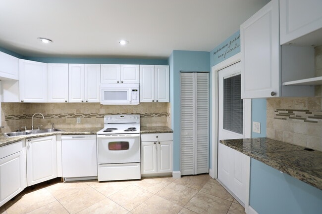 Building Photo - 1715 Woodbridge Lakes Cir