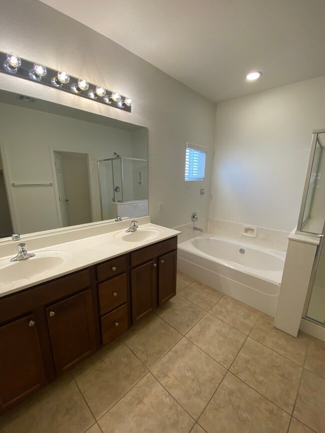 Building Photo - Spacious Single Story 3- Bedroom Home!