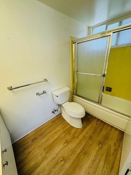 Primary bedroom bathroom - 3650 W Clark Ave