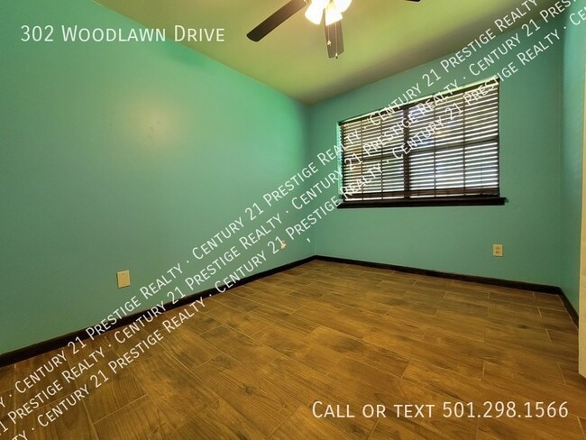 Building Photo - 302 Woodlawn Dr