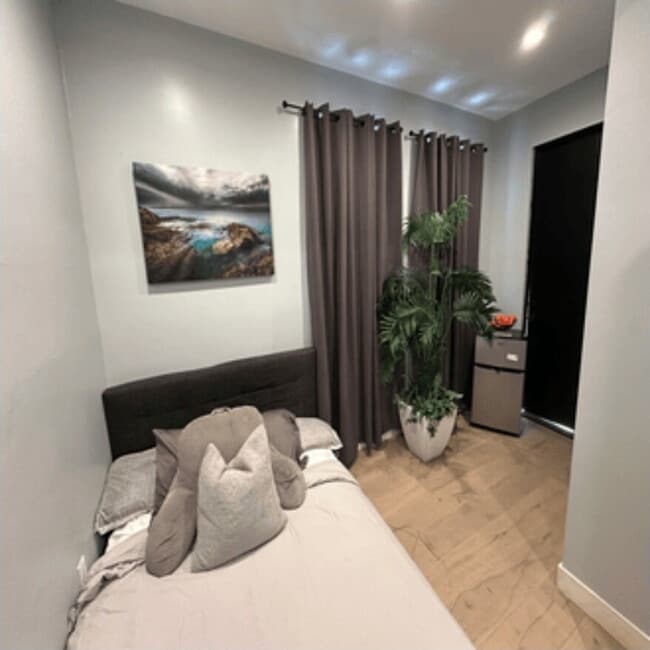 Building Photo - Larchmont Village Membership Community Shared Room