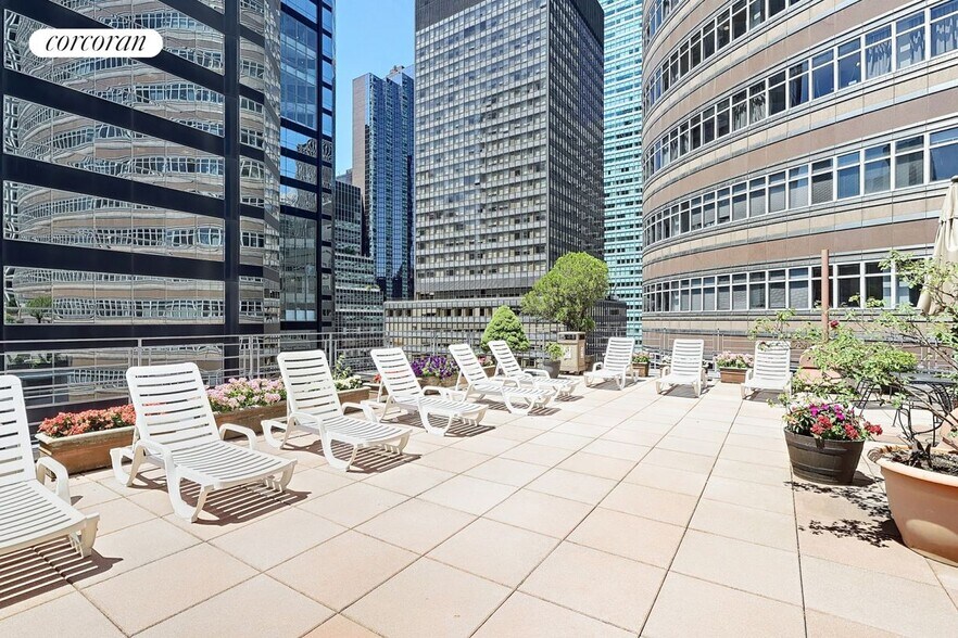 Building Photo - 211 E 53rd St
