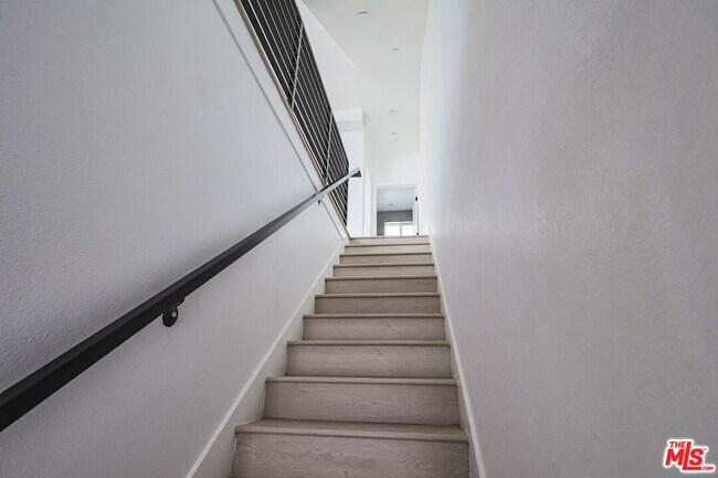 Building Photo - 11810 1/2 Gilmore St