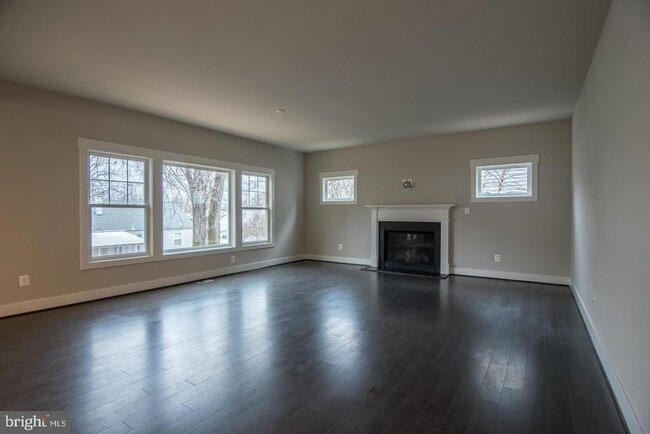 Building Photo - 6928 Regent Ln