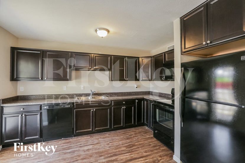 Building Photo - 1007 W 10th St