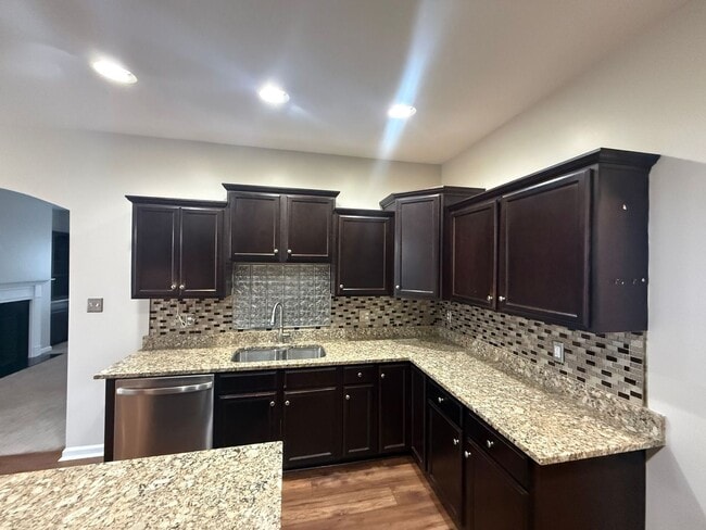 Building Photo - 5 bedroom, 4 bath House