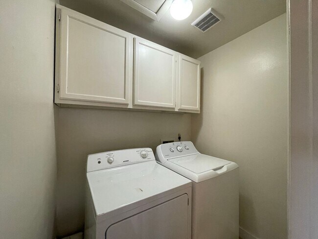 Building Photo - 5918 S Willow Way