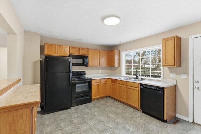 Building Photo - 3 Bedroom | 2 Bathroom | Nixa MO| Fenced Back Yard! | Nixa Schools!