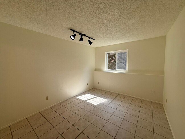 Building Photo - 2 Bedroom 2 Bathroom Sits Right on the Sho...
