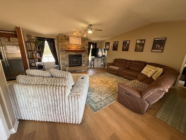 Building Photo - $500 OFF move in SPECIAL!  Room to Roam