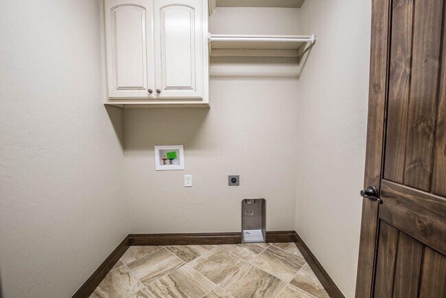 Building Photo - 5917 Grandby Rd