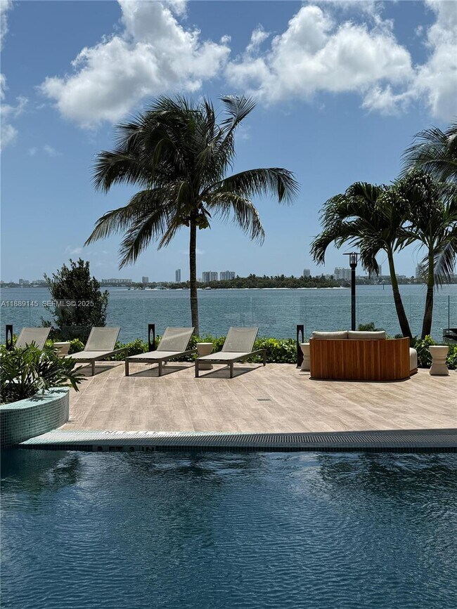 Building Photo - 700 NE 24th St