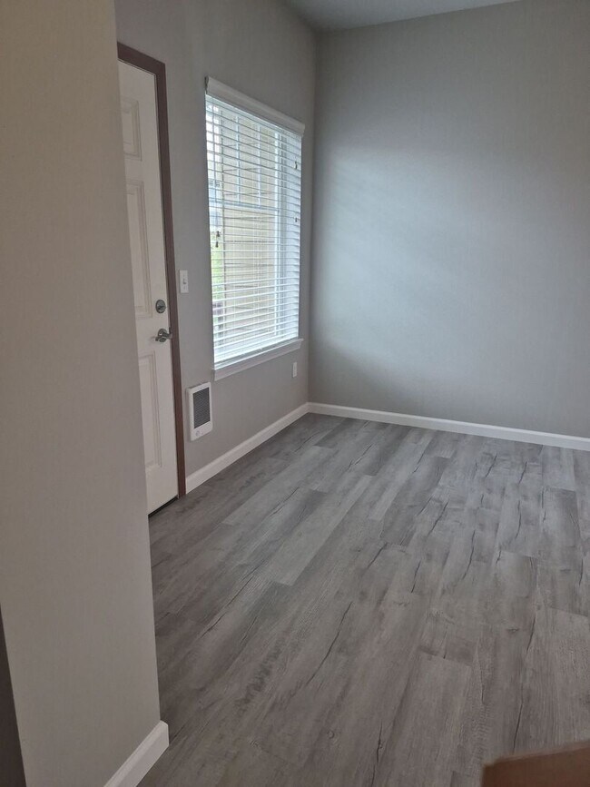 Building Photo - Welcome home to this beautiful 2BD/2.5BA, newly updated tri-level townhome!!!