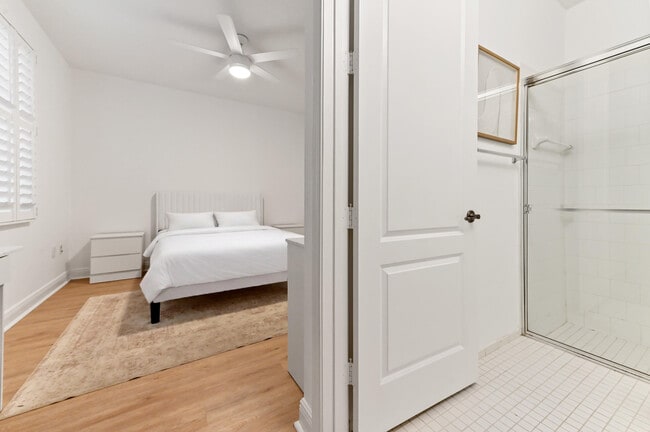 Building Photo - 642 NW 38th Cir