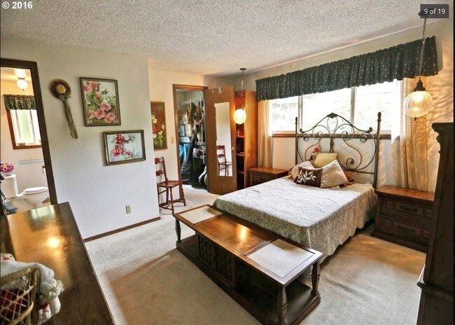 Building Photo - 9423 NE Woodridge St