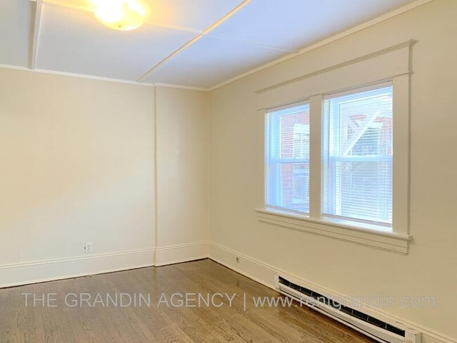 Building Photo - 1624 Chapman Ave SW