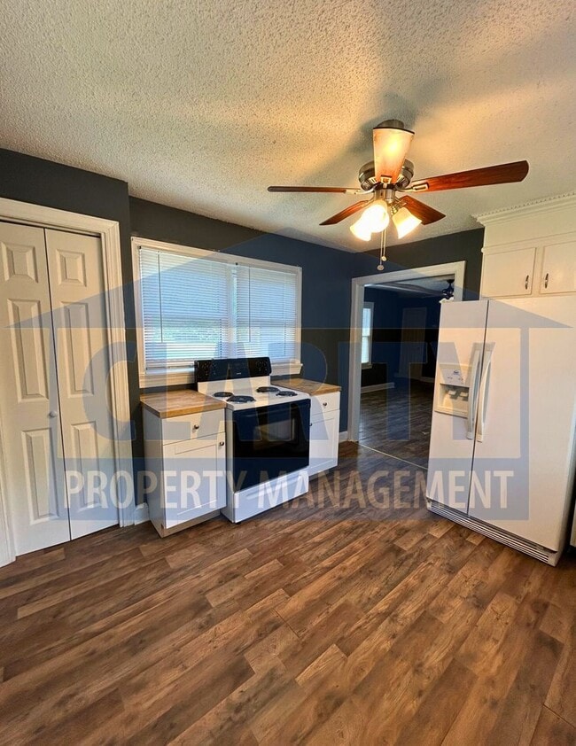 Building Photo - Centrally located 3 bedroom home!
