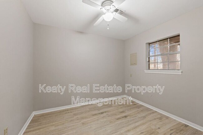 Building Photo - 137 Amber St