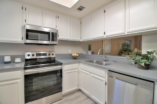 Building Photo - Wow! What a Great Home! Available Now!