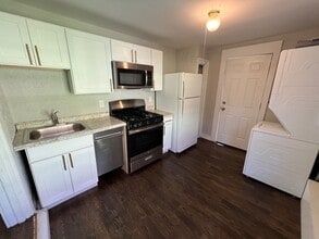 Building Photo - 70 William St