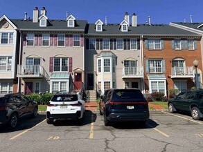 Building Photo - 28 Alder St