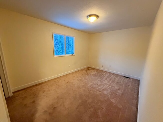 Building Photo - Large (5) bedroom home in a well established Anchorage neighborhood!