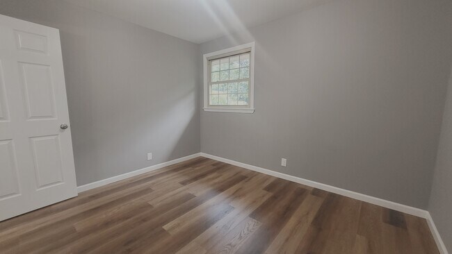 Building Photo - 910 Rexdale Dr