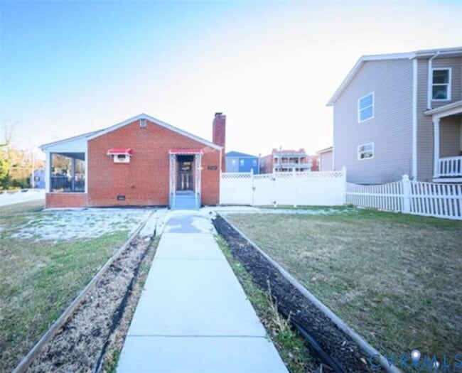 Building Photo - 209 Poe St