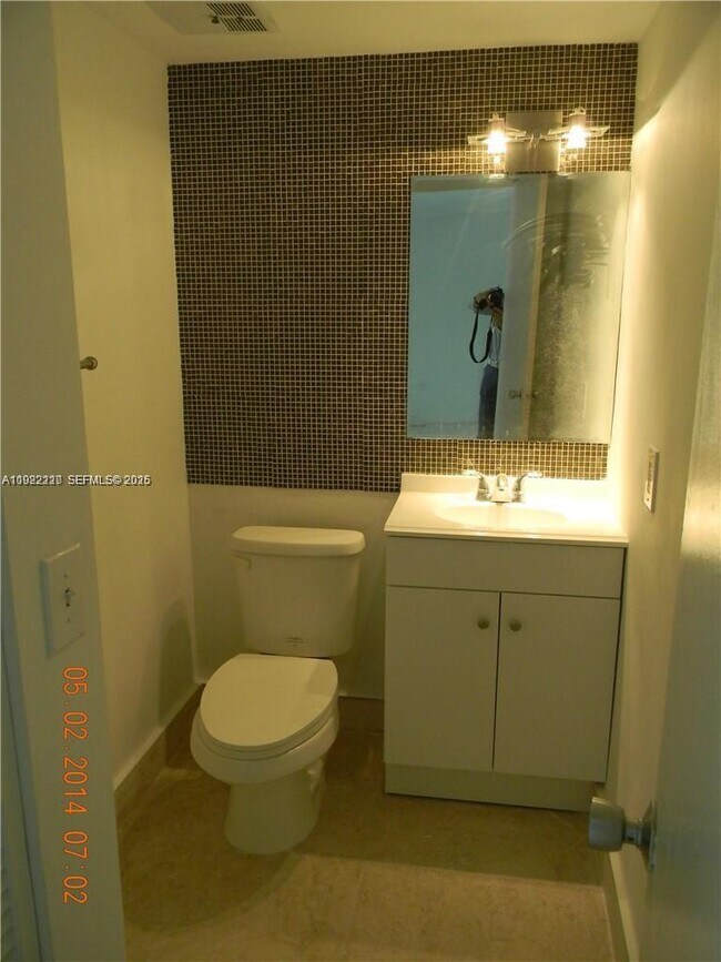 Building Photo - 16508 NE 26th Ave