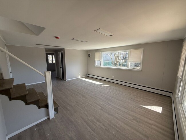 Building Photo - Townhome features 3 bedrooms and 2 bathroo...