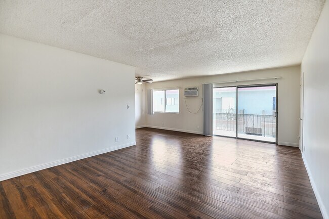 Building Photo - Lan8140