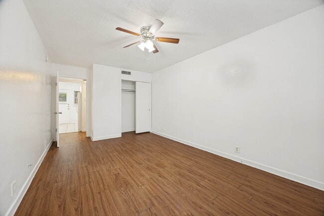 Building Photo - 523 S Travis St