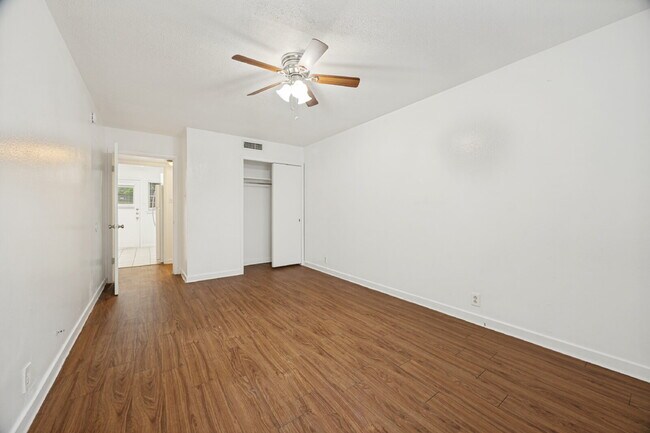 Building Photo - "Charming 1-Bedroom Retreat in Sherman - Your Perfect Urban Escape!"