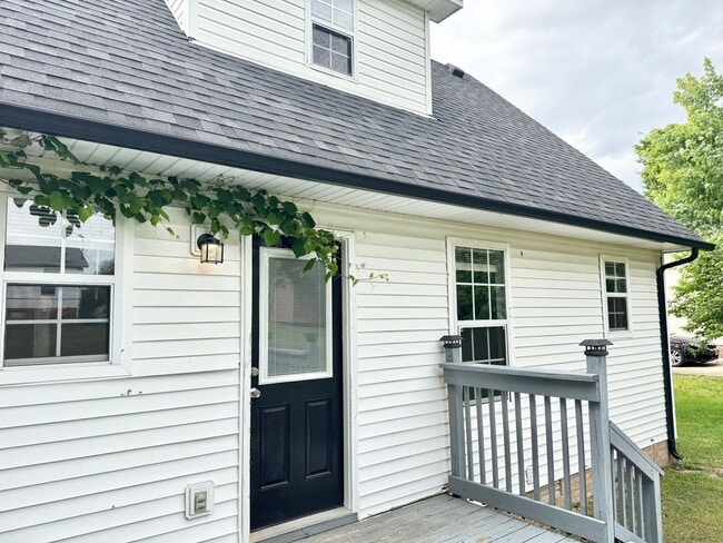 Building Photo - Three Bedroom Close to Ft. Campbell