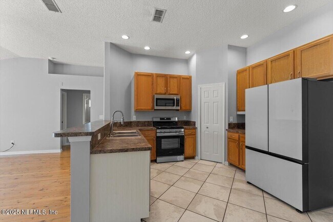 Building Photo - 1333 Lindseys Xing Dr