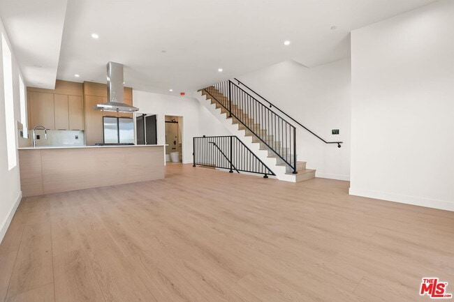 Building Photo - 2135 S Longwood Ave
