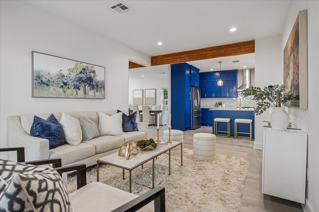 Building Photo - 515 E 9th St