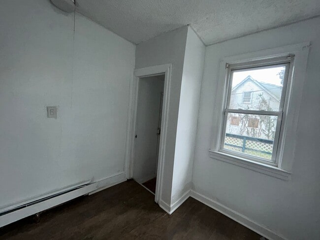 Building Photo - 5 bed 2 bath