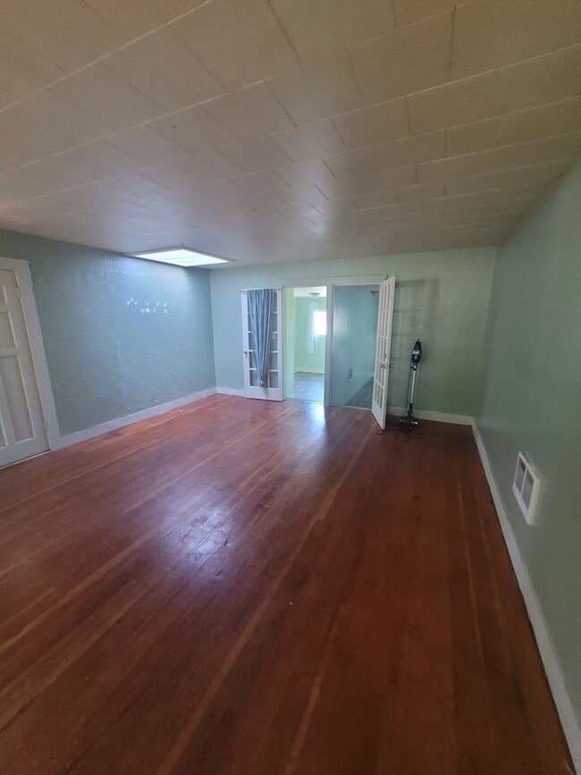 Building Photo - 3BD, 1BA Single Level home with large,  fe...