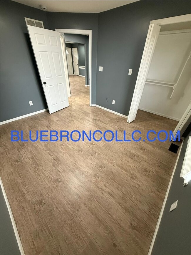 Building Photo - Beautiful unit with three bathrooms close to downtown Lee's Summit